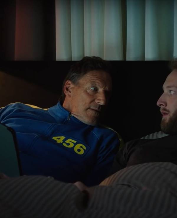 Ralf Möller liegt neben dem Burger-Liebhaber in einem Bett, der schaut den kräftigen Mann neben sich ganz verwundert an.