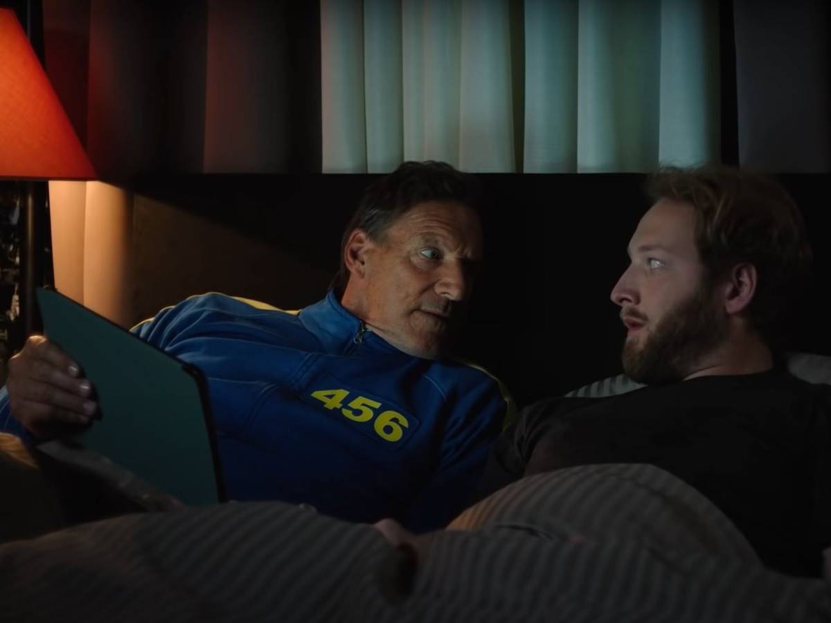 Ralf Möller liegt neben dem Burger-Liebhaber in einem Bett, der schaut den kräftigen Mann neben sich ganz verwundert an.
