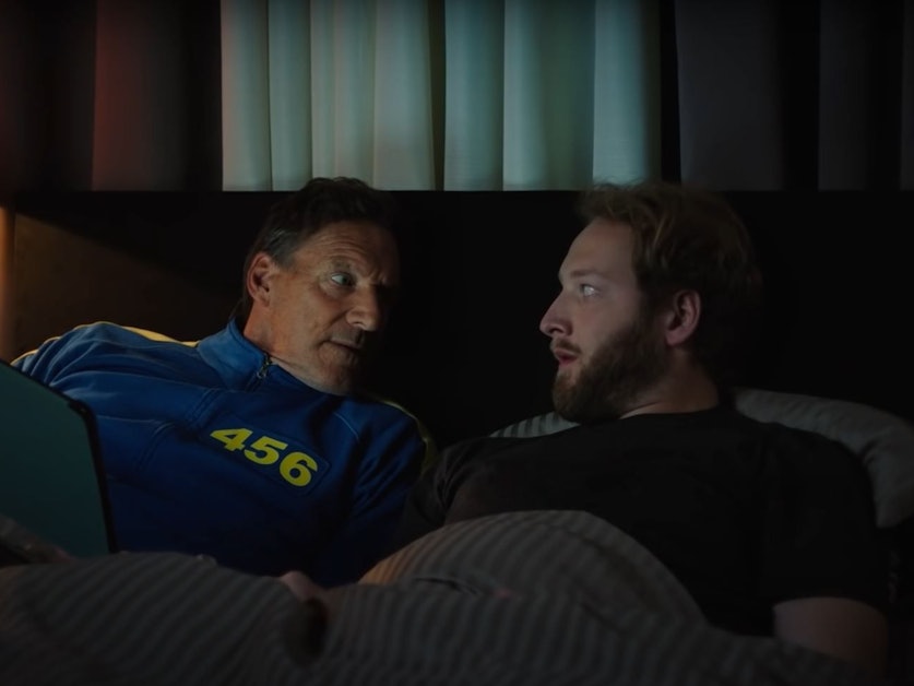 Ralf Möller liegt neben dem Burger-Liebhaber in einem Bett, der schaut den kräftigen Mann neben sich ganz verwundert an.
