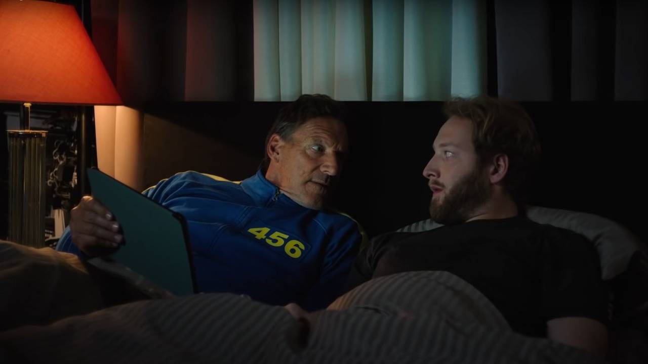 Ralf Möller liegt neben dem Burger-Liebhaber in einem Bett, der schaut den kräftigen Mann neben sich ganz verwundert an.