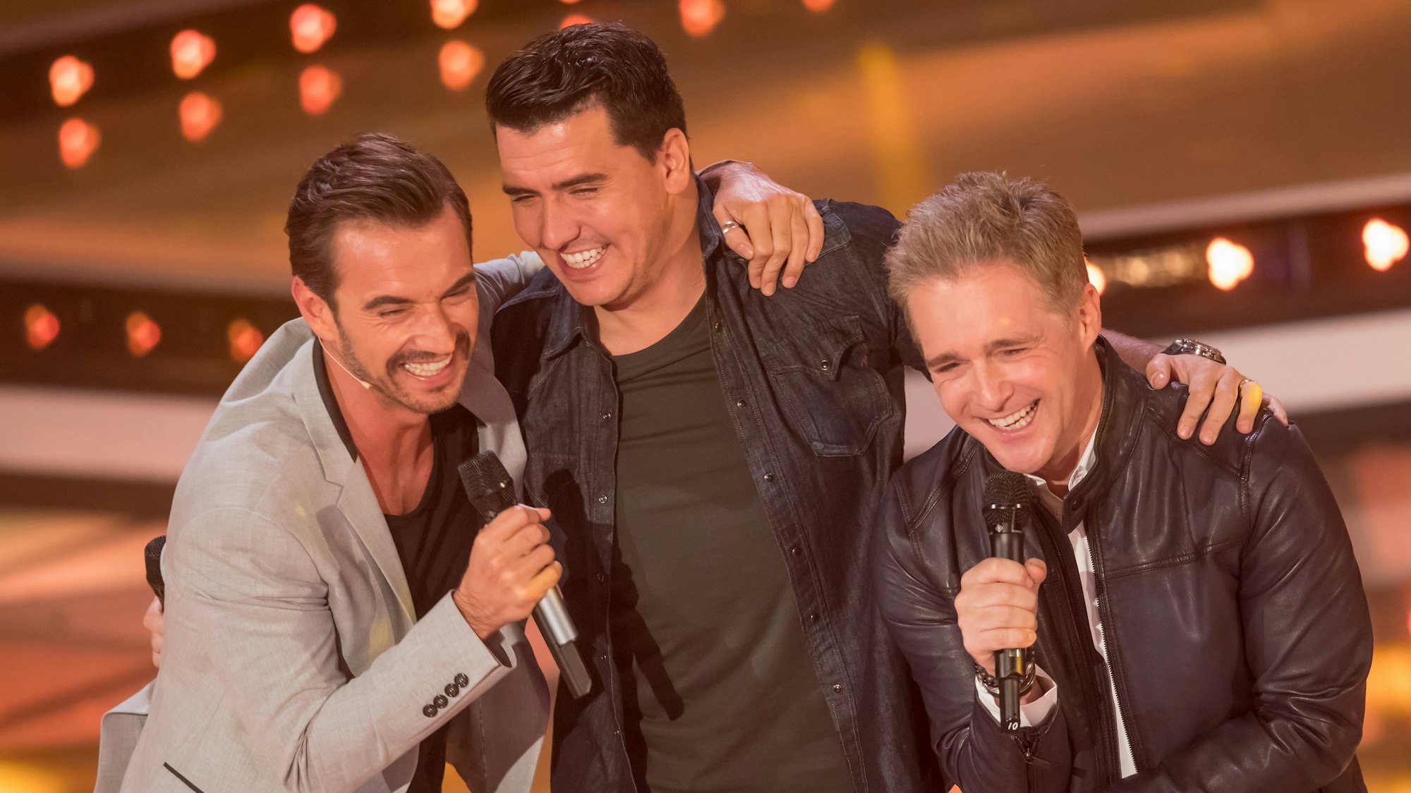 Florian Silbereisen, Jan Smit und Christoff De Bolle (l-r) von Klubbb3 treten am 24.11.2017 in Suhl (Thüringen) in "Die große Show der Schlager, Stars und Storys 2017" auf.
