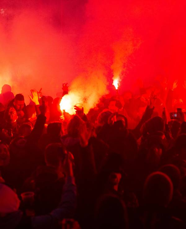 Fans von Ajax Amsterdam zünden in Dortmund Pyrotechnik