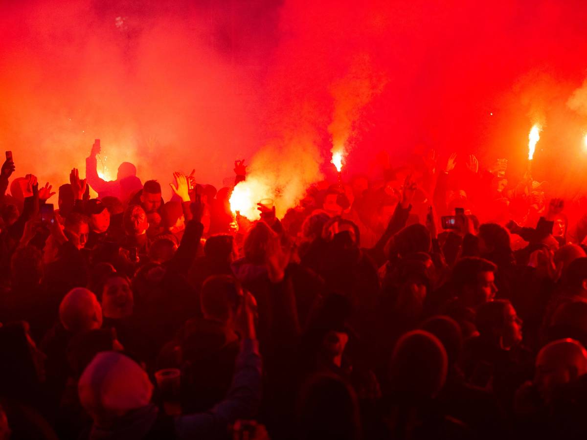 Fans von Ajax Amsterdam zünden in Dortmund Pyrotechnik