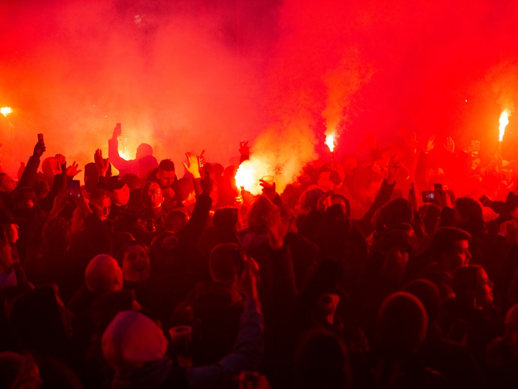 Fans von Ajax Amsterdam zünden in Dortmund Pyrotechnik