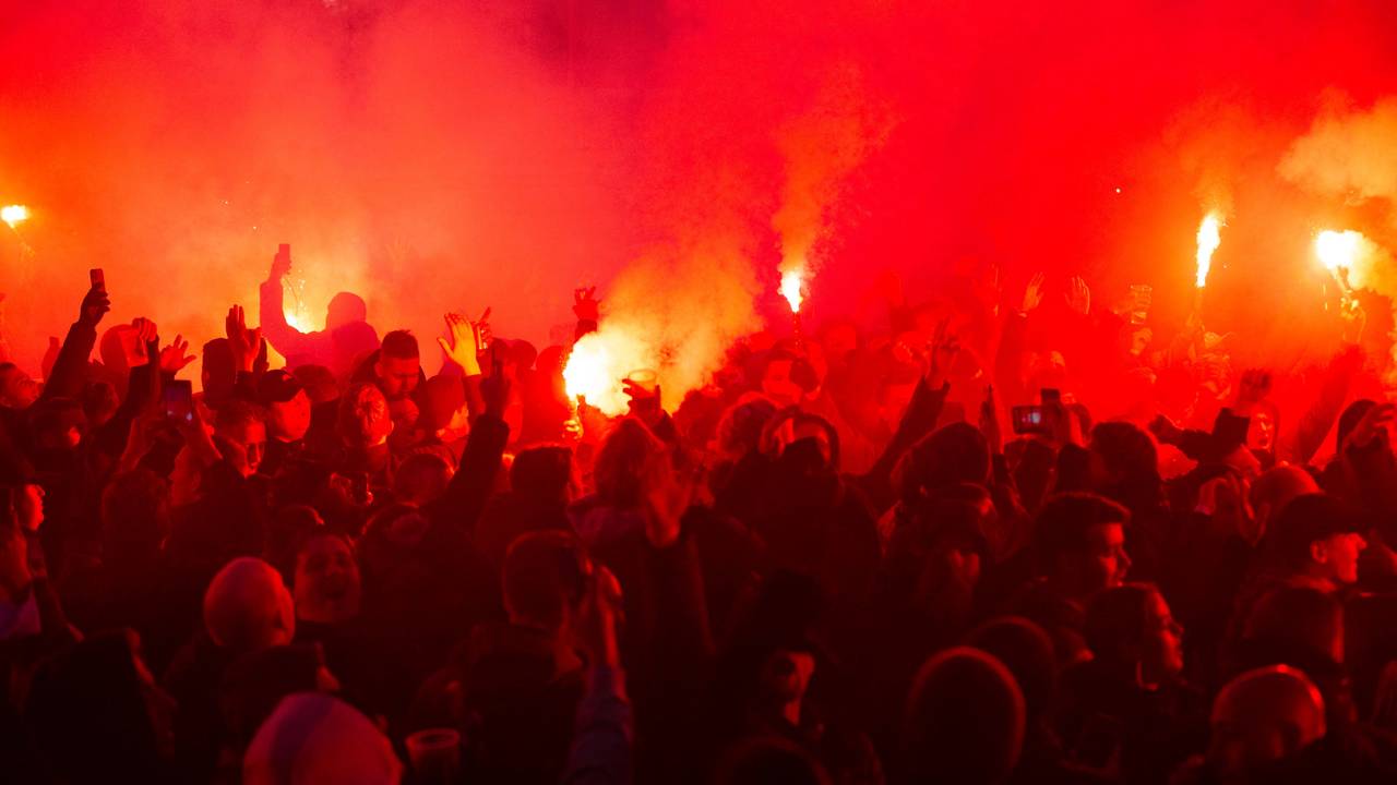 Fans von Ajax Amsterdam zünden in Dortmund Pyrotechnik