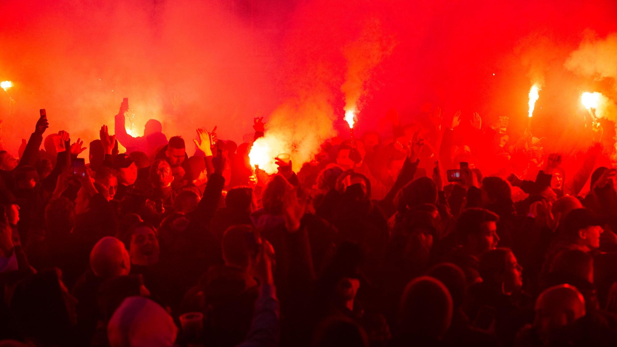 Fans von Ajax Amsterdam zünden in Dortmund Pyrotechnik