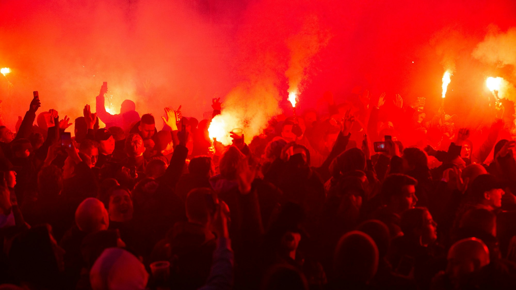 Fans von Ajax Amsterdam zünden in Dortmund Pyrotechnik