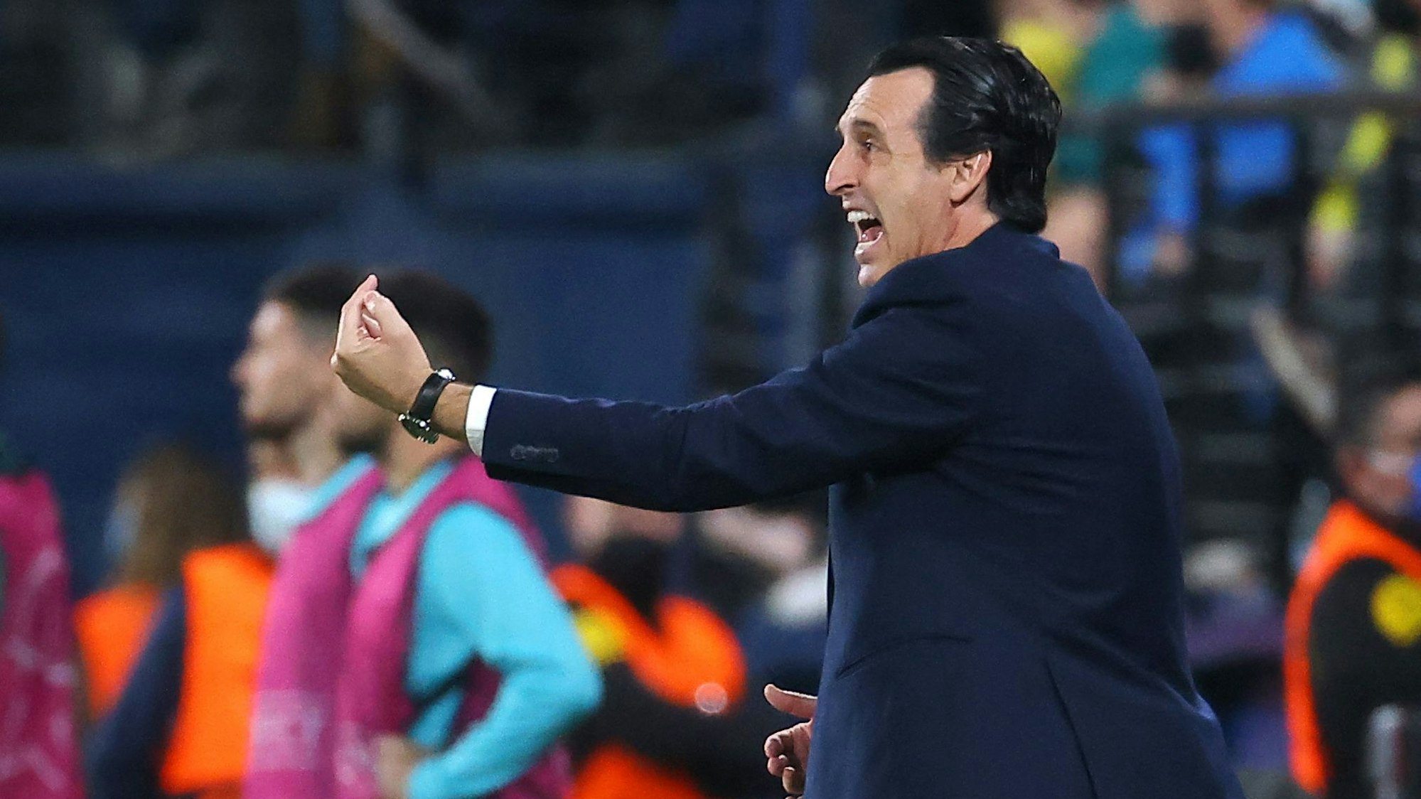 Unai Emery gibt Anweisungen am Spielfeldrand.