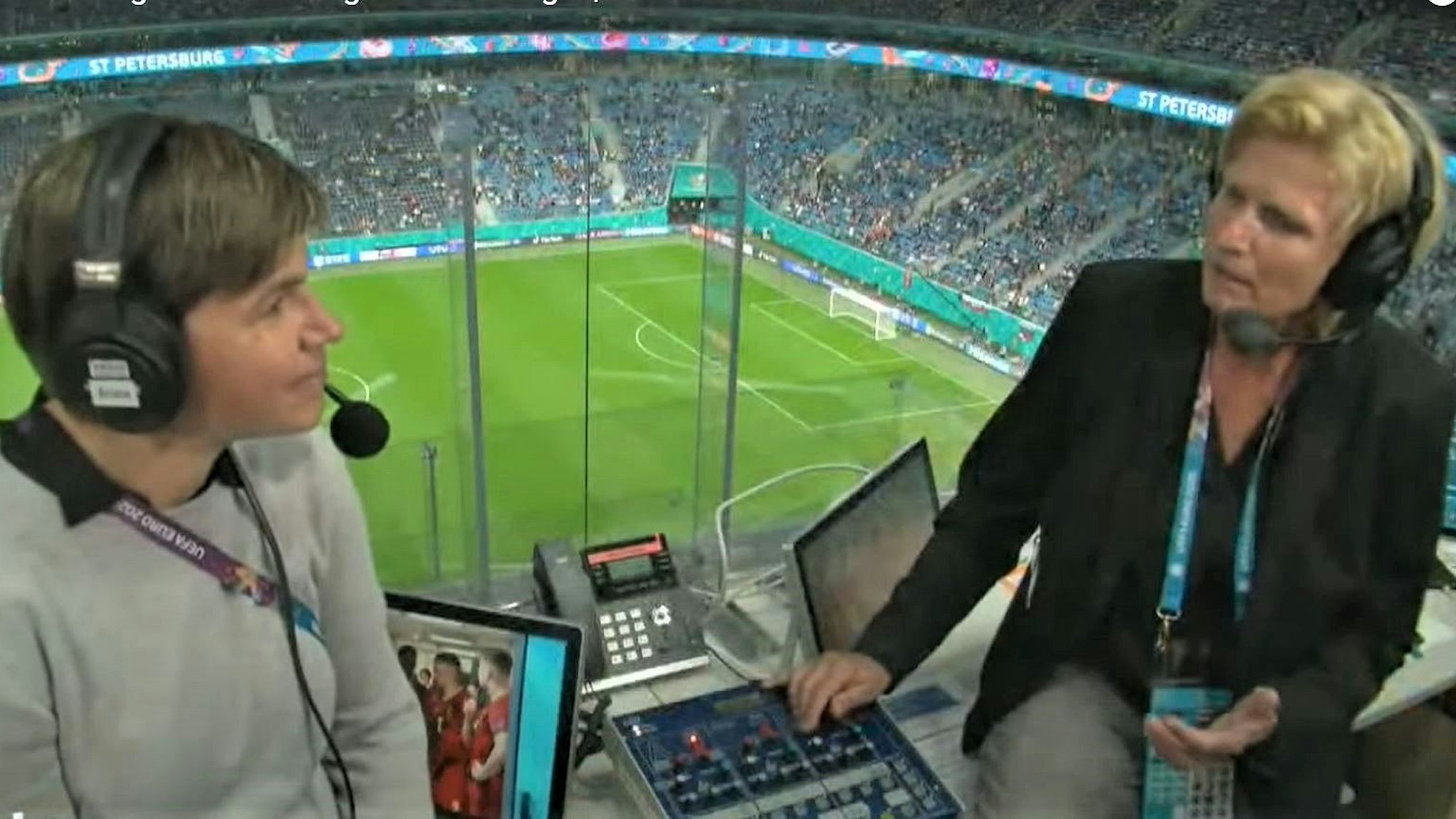 Claudia Neumann und Ariane Hingst kommentieren bei der EM 2021.