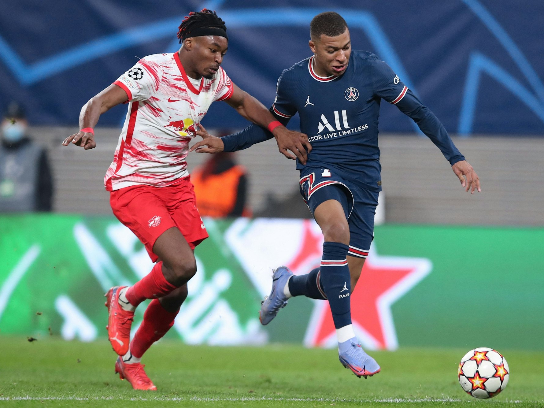 Mohamed Simakan im Zweikampf mit Kylian Mbappé