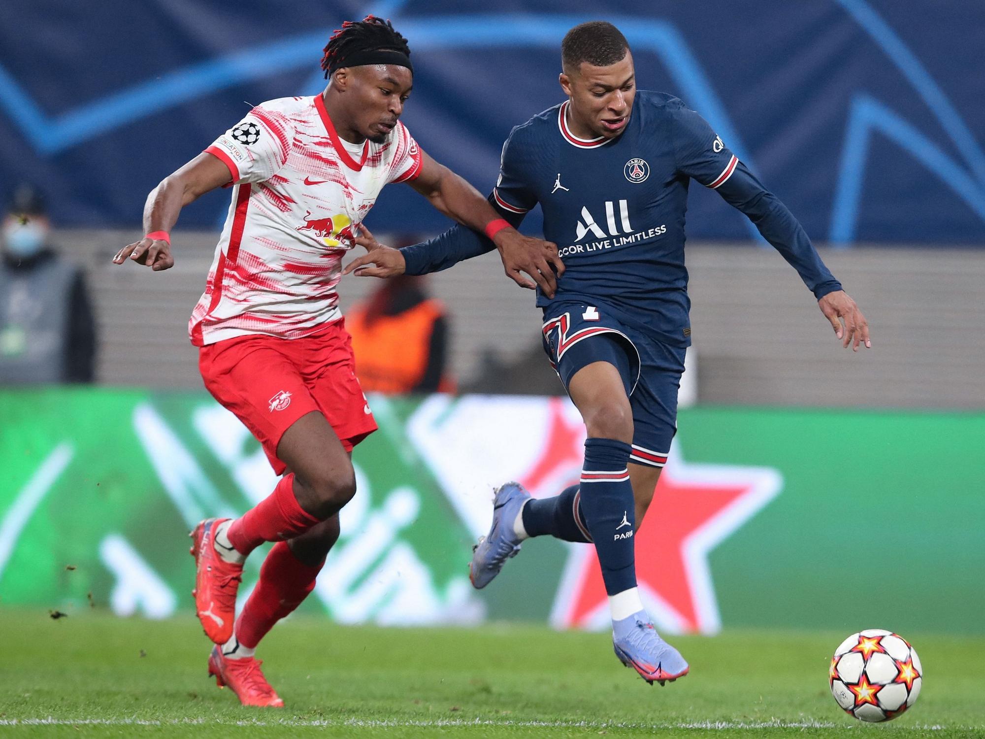 Mohamed Simakan im Zweikampf mit Kylian Mbappé