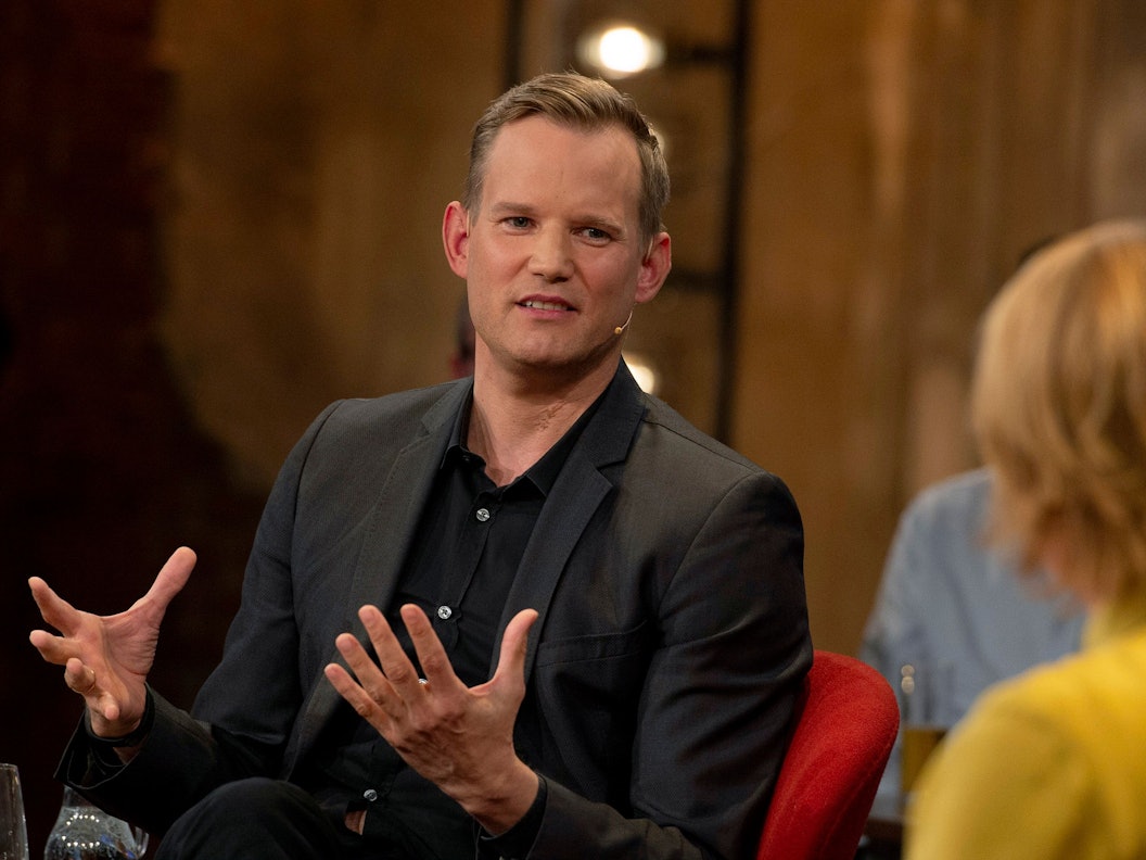 Prof. Dr. Hendrik Streeck auf einem Foto vom 2. November 2021 zu Gast im Studio der WDR-Talkshow „Kölner Treff“. Der Virologe trägt einen schwarzen Anzug.