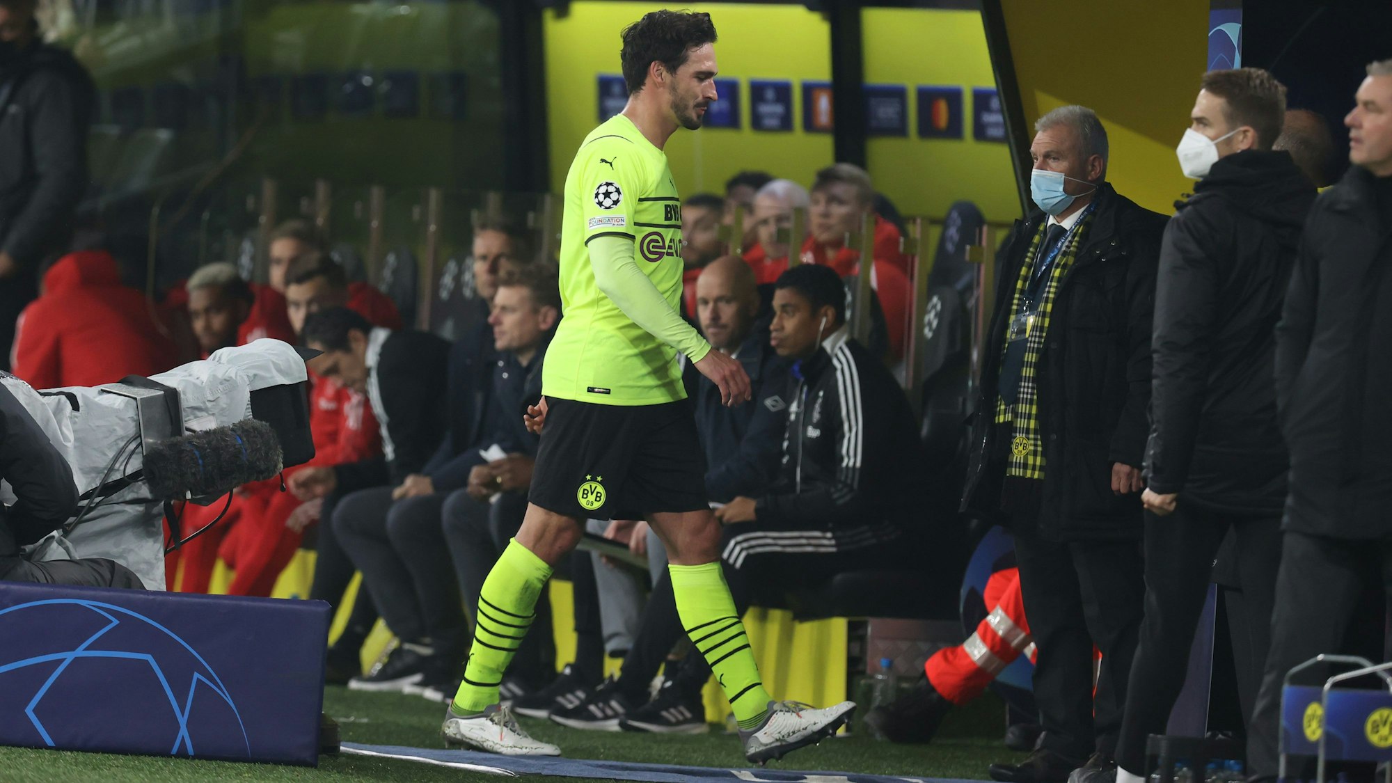 Mats Hummels geht im Champions-League-Spiel gegen Ajax Amsterdam vom Platz