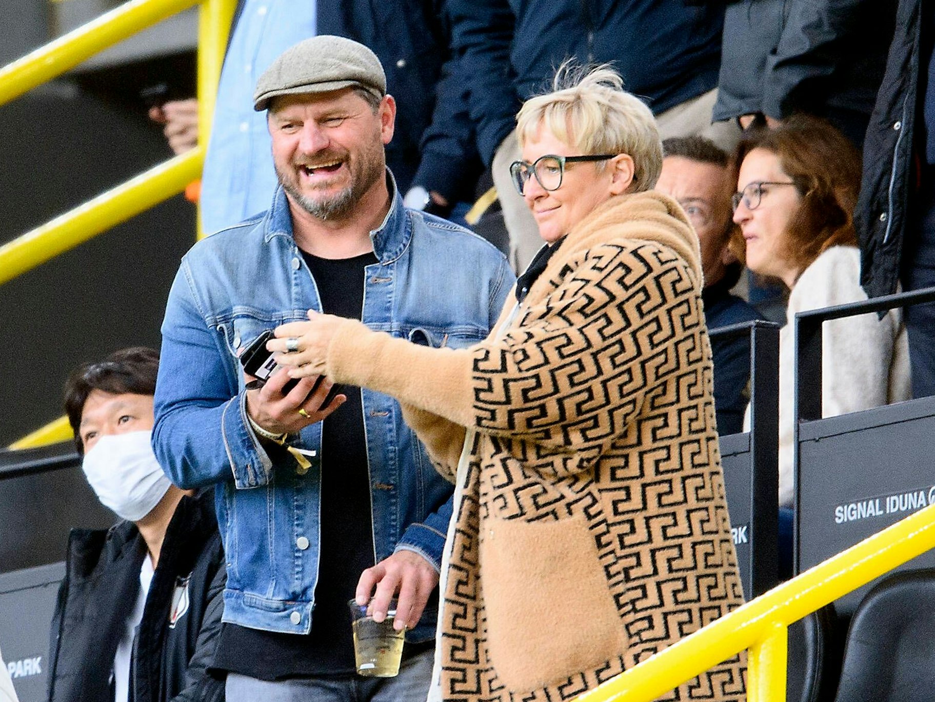 Steffen Baumgart und seine Frau Katja besuchen das Bundesliga-Spiel Borussia Dortmund gegen Union Berlin.