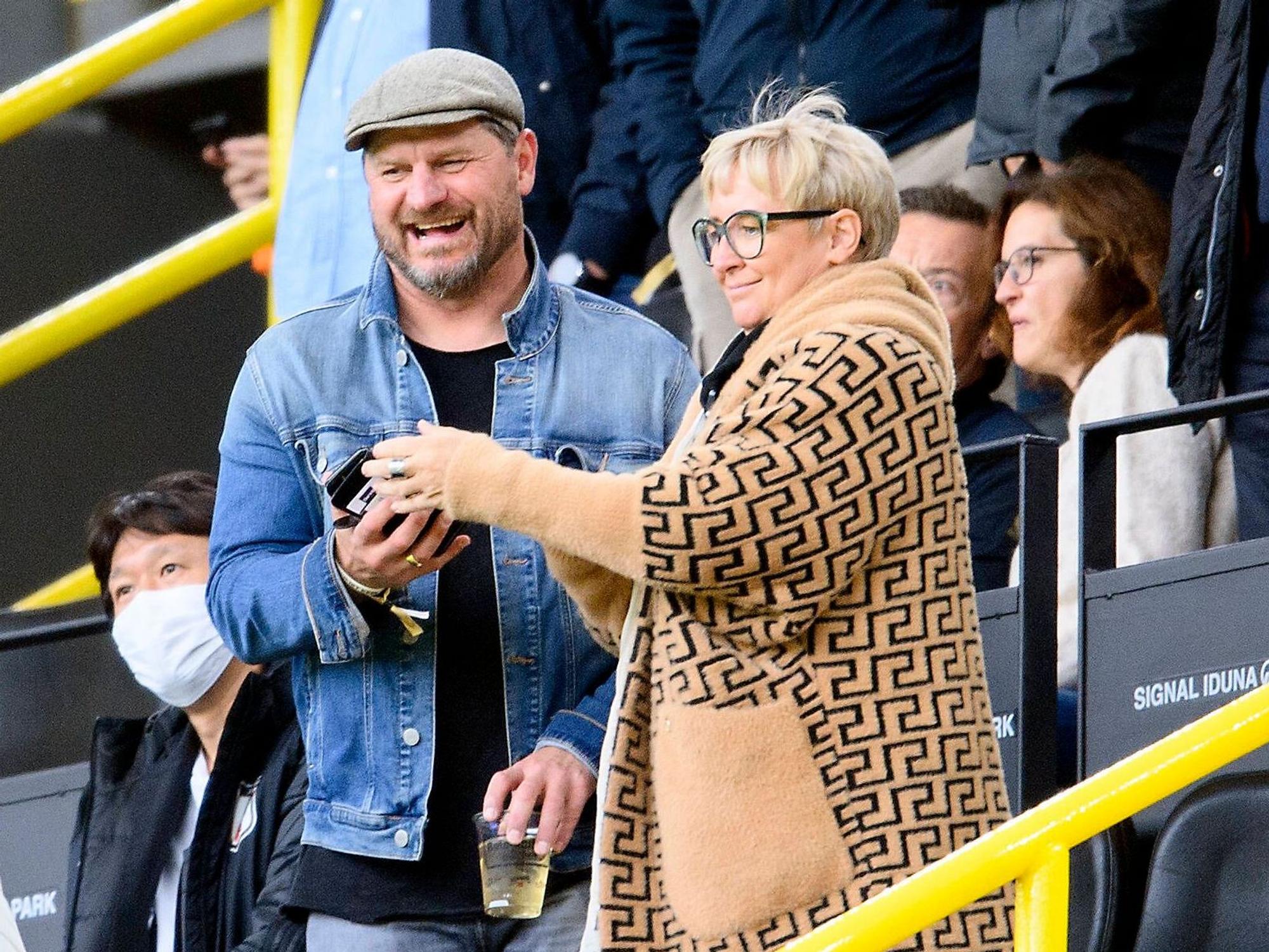 Steffen Baumgart und seine Frau Katja besuchen das Bundesliga-Spiel Borussia Dortmund gegen Union Berlin.