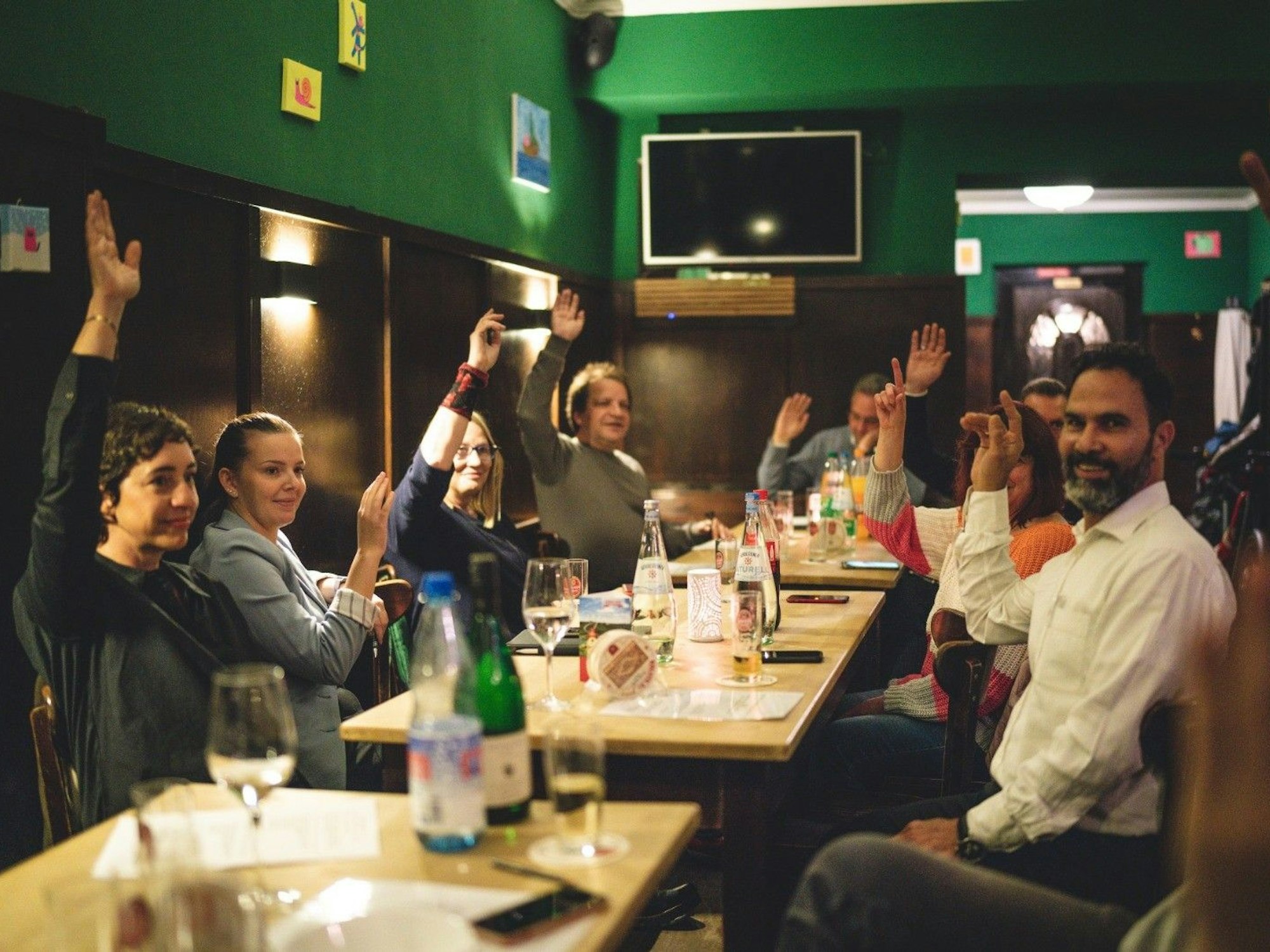 Die verschiedenen Mitglieder bei der Gründung der Interessensgemeinschaft Wir in Neuehrenfeld im Moselstübchen.