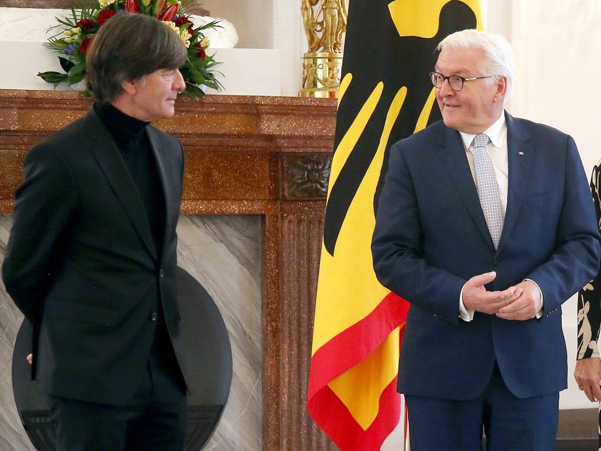 Bundespräsident Frank-Walter Steinmeier und seine Frau Elke Büdenbender empfangen im Schloss Bellevue Joachim Löw (l) , ehemaliger Bundestrainer der deutschen Fußball-Nationalmannschaft.