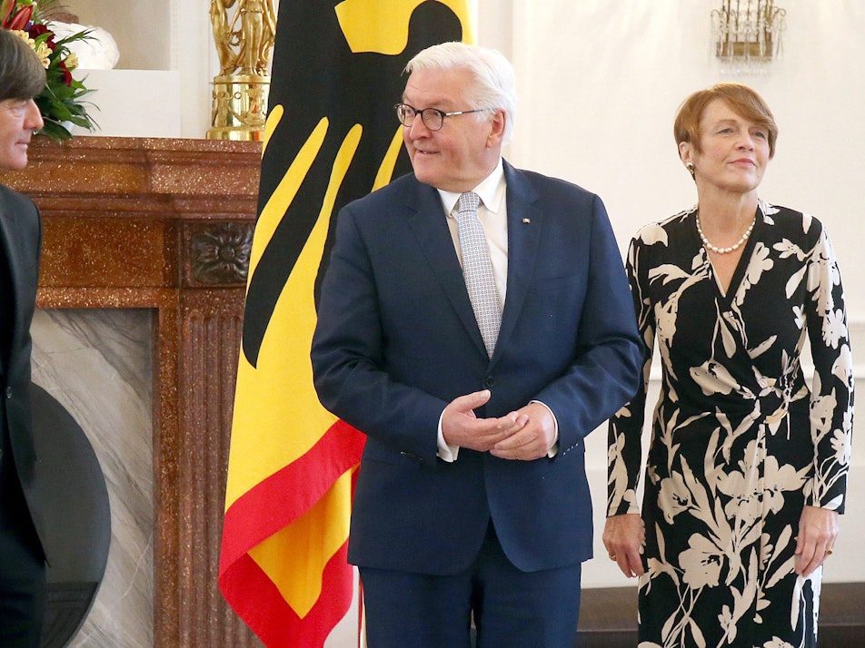 Bundespräsident Frank-Walter Steinmeier und seine Frau Elke Büdenbender empfangen im Schloss Bellevue Joachim Löw (l) , ehemaliger Bundestrainer der deutschen Fußball-Nationalmannschaft.