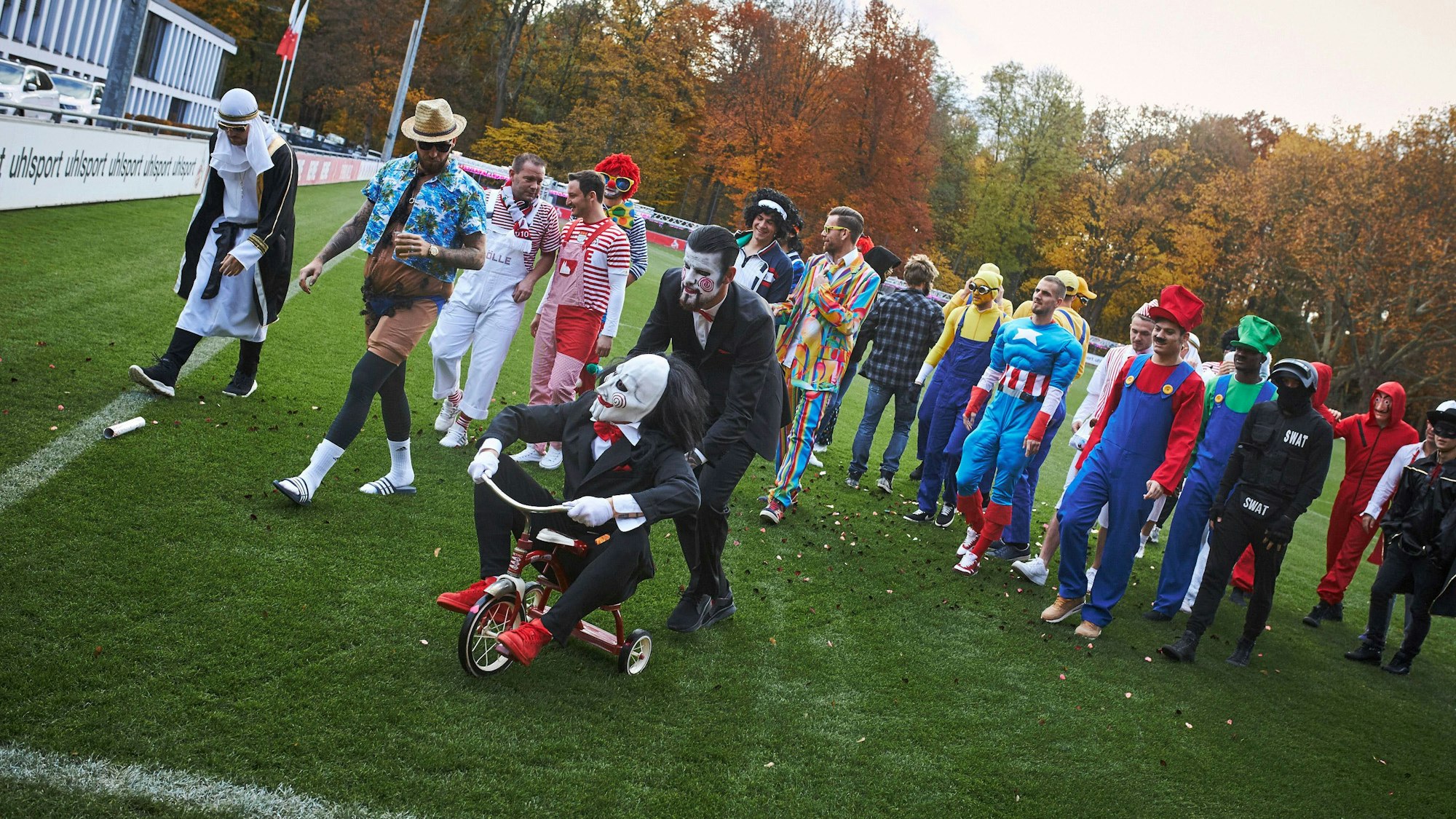 Die verkleideten Profis des 1. FC Köln am 11.11.2018 nach dem jecken Training zu Sessionsbeginn am Geißbockheim.