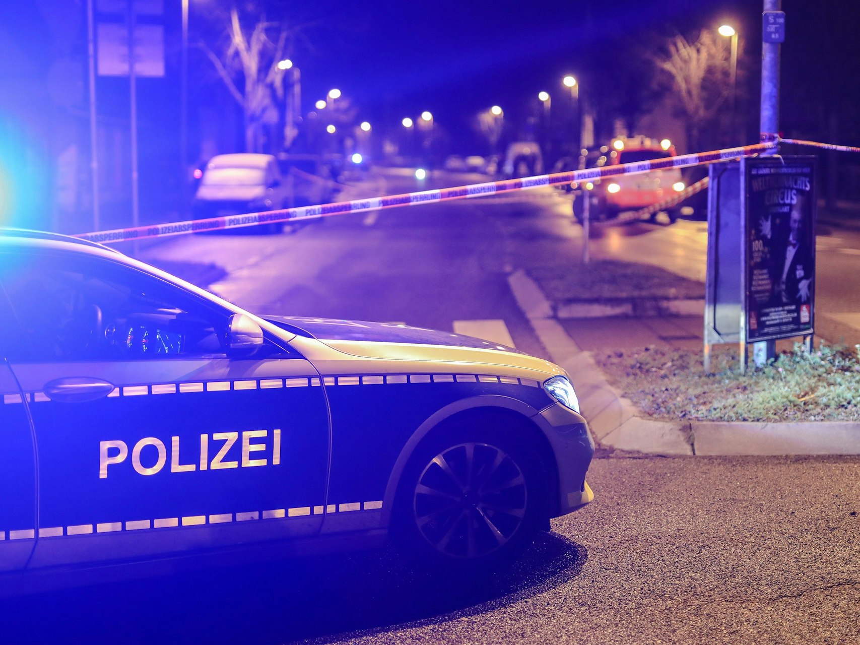 Ein Einsatzfahrzeug der Polizei steht mit Blaulicht an einem Tatort.