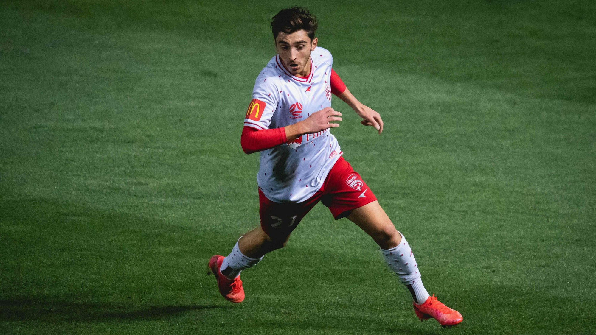 Josh Cavallo dribbelt mit dem Ball am Fuß.