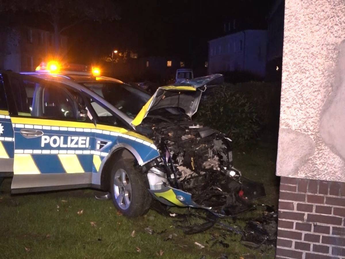 Ein beschädigter Streifenwagen steht an einem Haus. Bei einer Verfolgungsfahrt in Essen sind zwei Polizisten mit ihrem Streifenwagen gegen eine Hauswand gefahren.