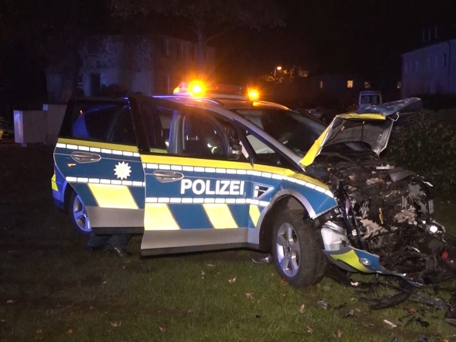 Ein beschädigter Streifenwagen steht an einem Haus. Bei einer Verfolgungsfahrt in Essen sind zwei Polizisten mit ihrem Streifenwagen gegen eine Hauswand gefahren.