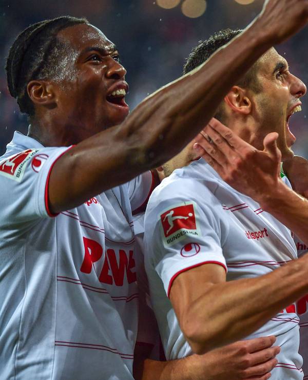 Ellyes Skhiri reißt den Mund auf, Dejan Ljubicic und Kingsley Ehizibue umarmen ihn.