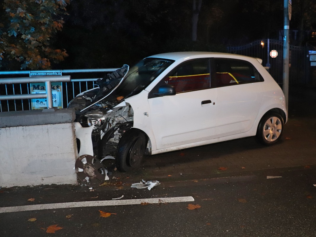 Der weiße Twingo ist gegen eine Mauer gekracht, wurde dabei vorne stark beschädigt.