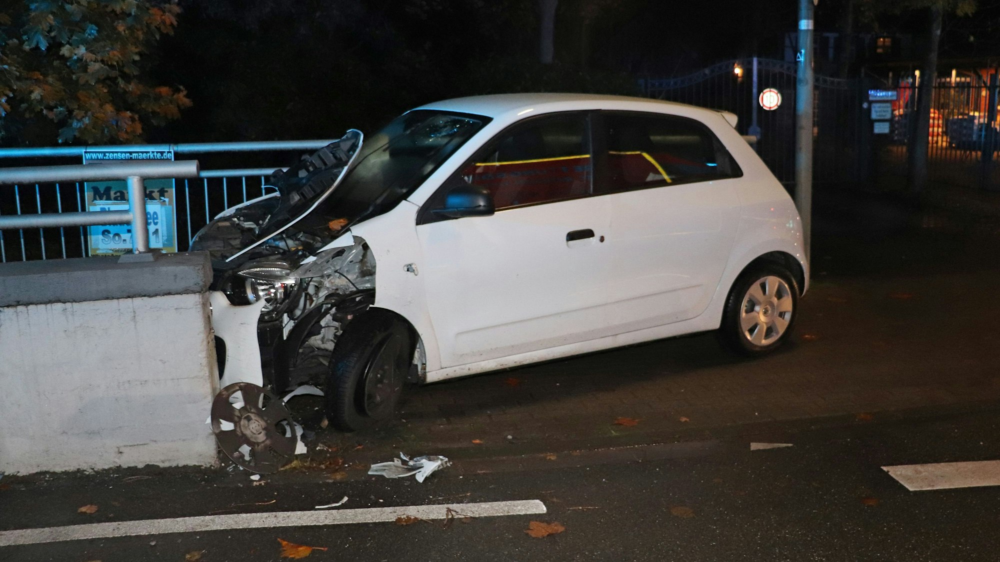 Der weiße Twingo ist gegen eine Mauer gekracht, wurde dabei vorne stark beschädigt.