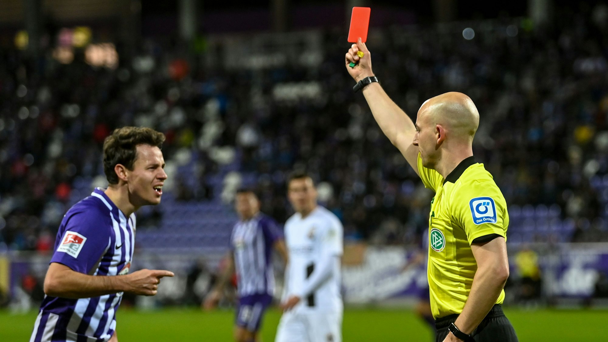 Schiedsrichter Nicolas Winter zeigt Clemens Fandrich von Erzgebirge Aue im Spiel gegen den FC Ingolstadt die Rote Karte.