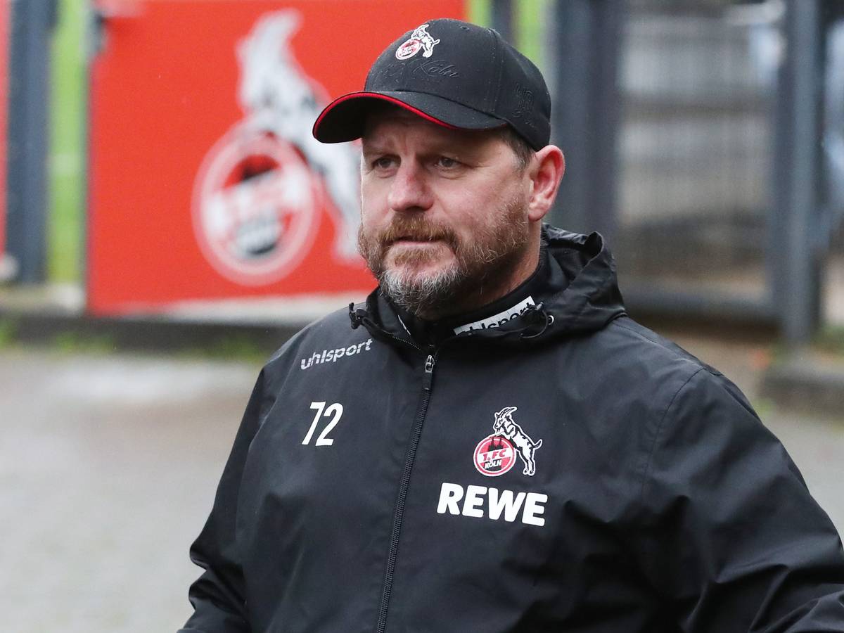 Steffen Baumgart geht Richtung Trainingsplatz des 1. FC Köln.