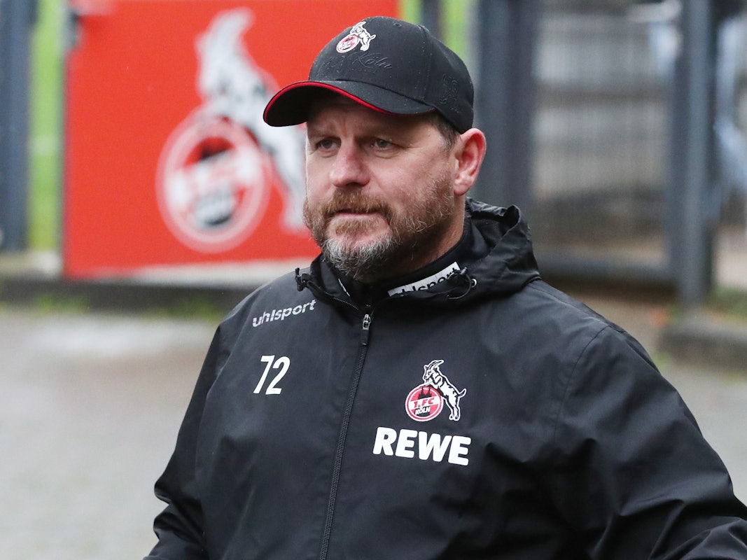 Steffen Baumgart geht Richtung Trainingsplatz des 1. FC Köln.
