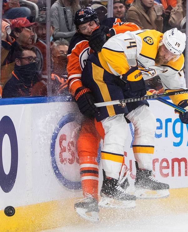 Mattias Ekholm checkt Leon Draisaitl gegen die Bande.