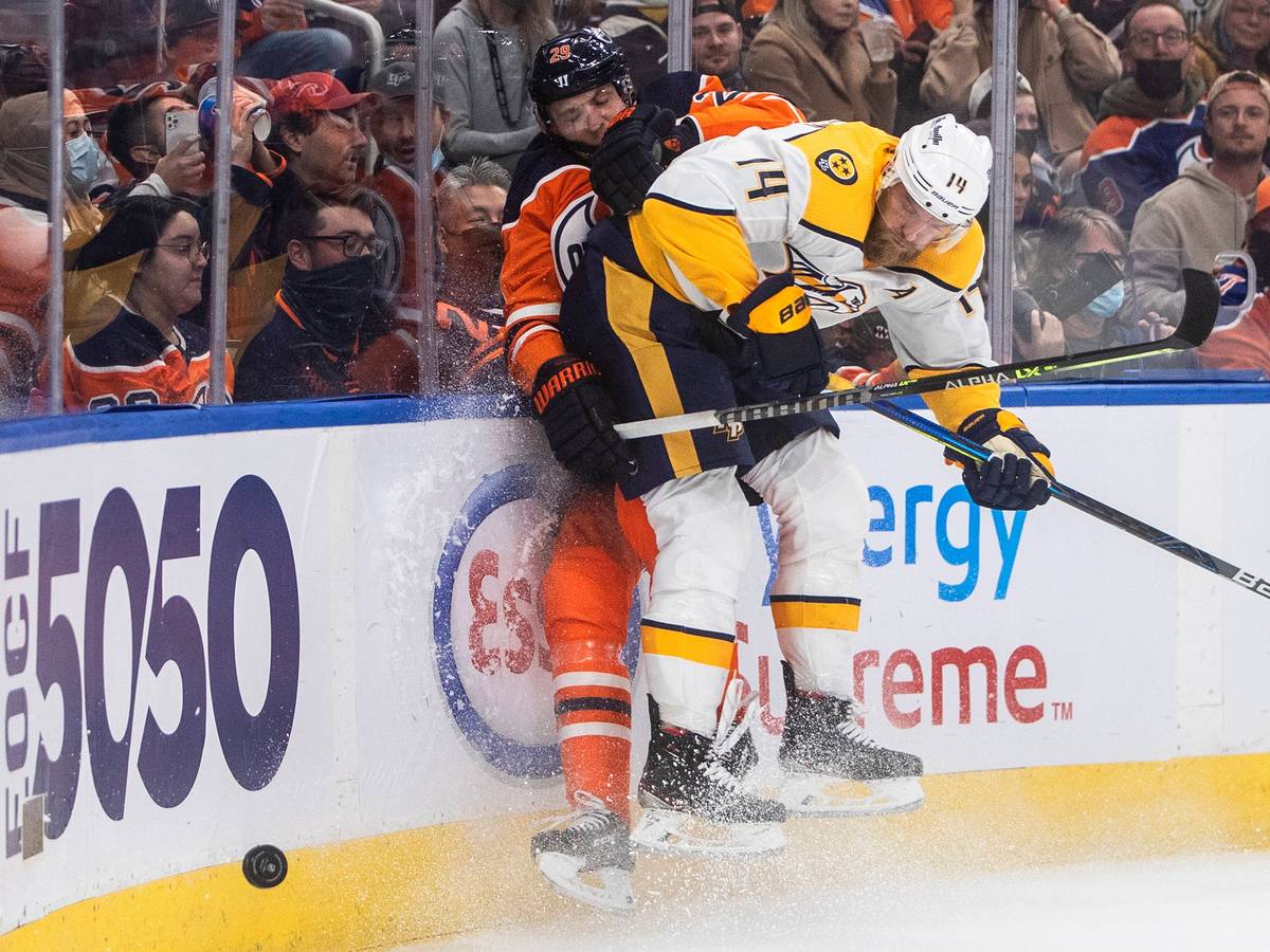 Mattias Ekholm checkt Leon Draisaitl gegen die Bande.