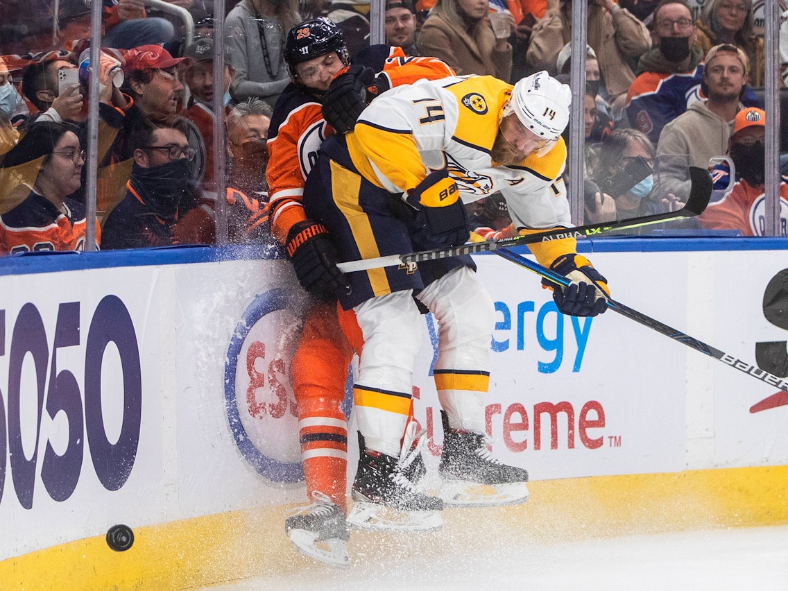 Mattias Ekholm checkt Leon Draisaitl gegen die Bande.