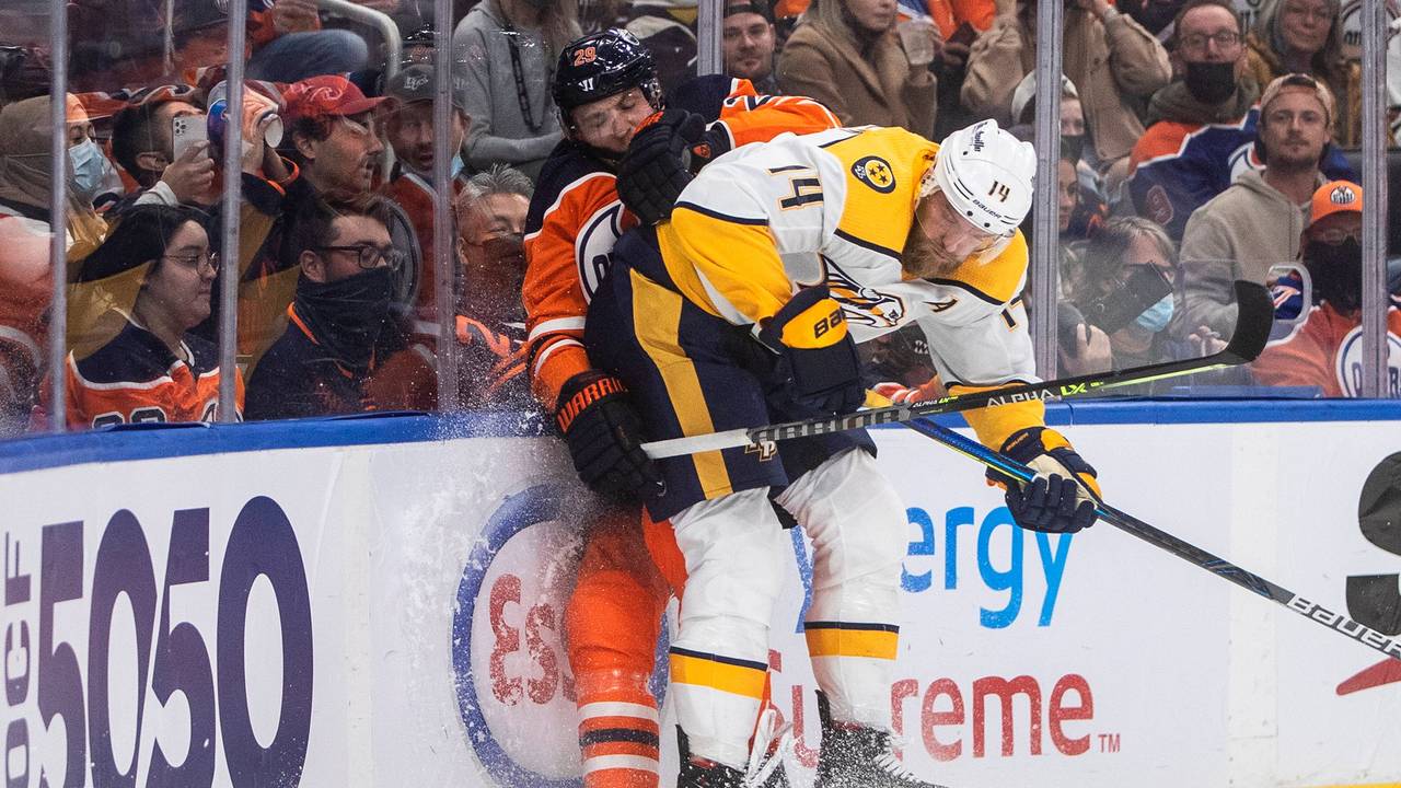Mattias Ekholm checkt Leon Draisaitl gegen die Bande.
