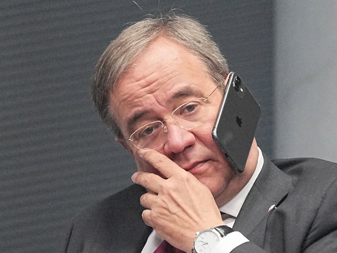 Bei der konstituierenden Sitzung des neuen Bundestags am 26. Oktober hat Armin Laschet telefoniert – ohne Hände. Das Foto sorgt für einige Fragezeichen.