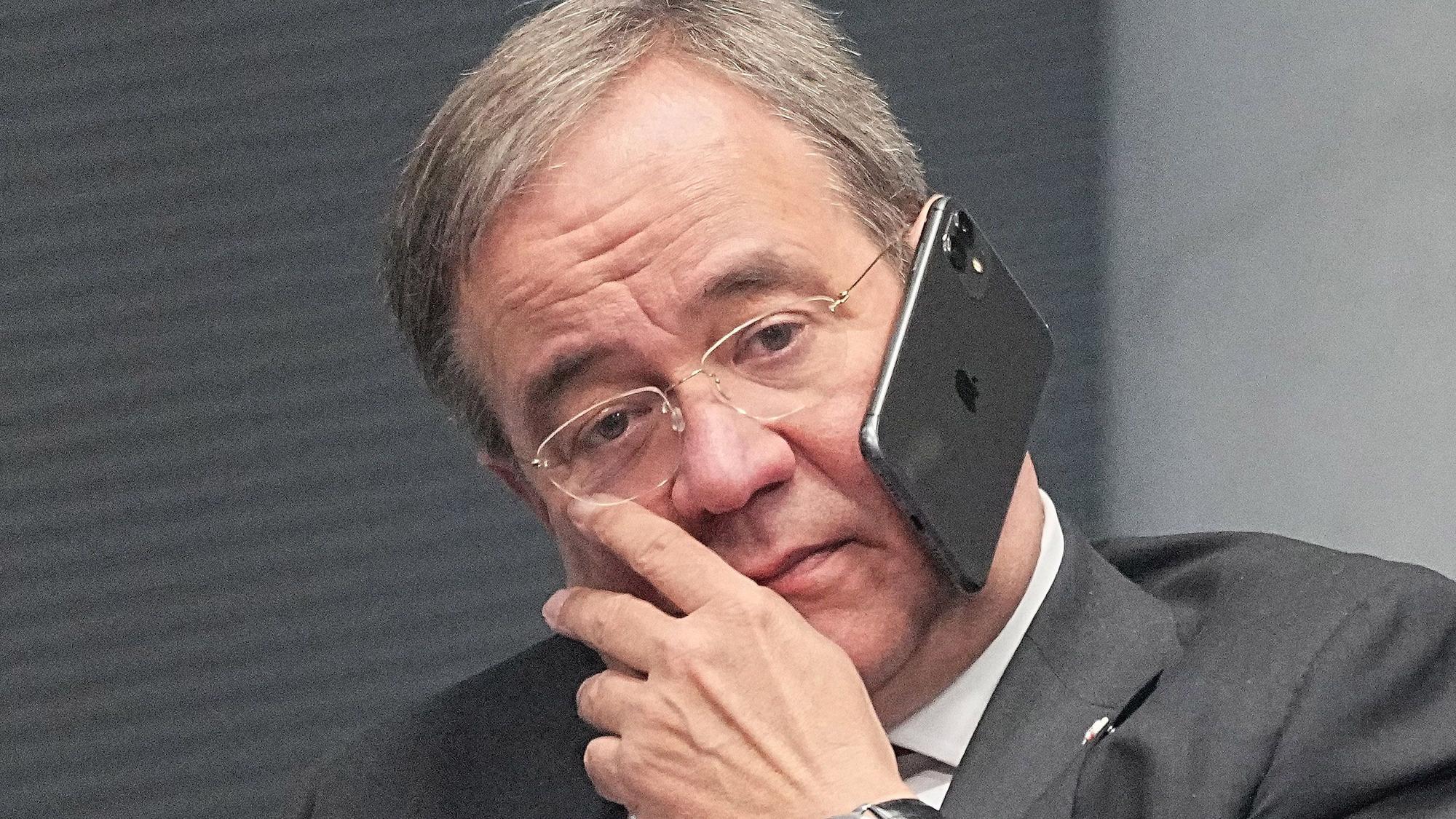 Bei der konstituierenden Sitzung des neuen Bundestags am 26. Oktober hat Armin Laschet telefoniert – ohne Hände. Das Foto sorgt für einige Fragezeichen.