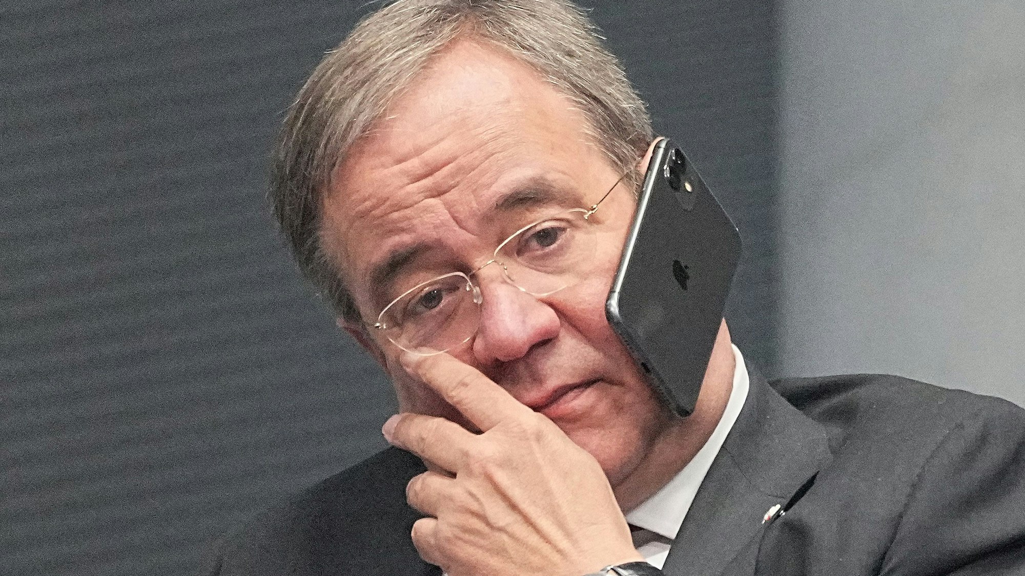 Bei der konstituierenden Sitzung des neuen Bundestags am 26. Oktober hat Armin Laschet telefoniert – ohne Hände. Das Foto sorgt für einige Fragezeichen.