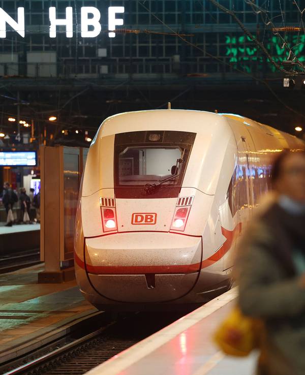 Der ADAC kritisiert die gewaltigen Preisunterschiede der Tickets für den öffentlichen Nahverkehr in größeren Städten. Das Symbolfoto (aufgenommen am 7. September 2021) zeigt einen Zug, der in den Kölner Hauptbahnhof einfährt.