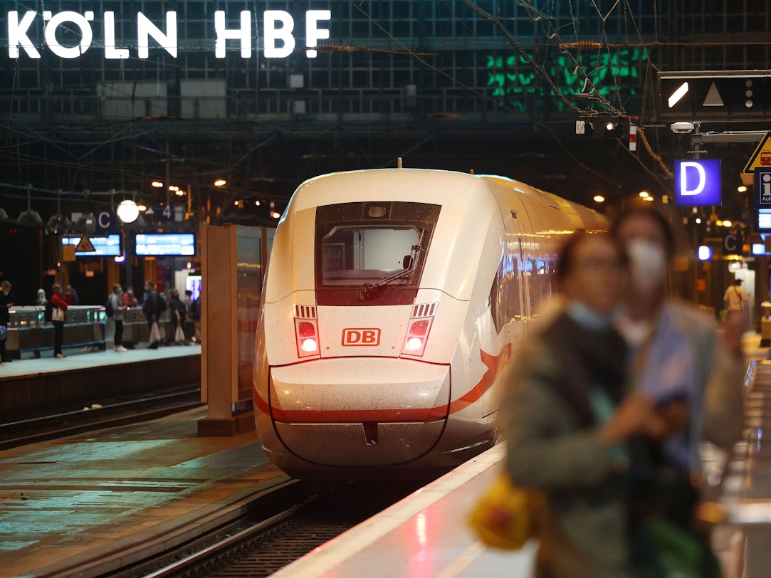 Der ADAC kritisiert die gewaltigen Preisunterschiede der Tickets für den öffentlichen Nahverkehr in größeren Städten. Das Symbolfoto (aufgenommen am 7. September 2021) zeigt einen Zug, der in den Kölner Hauptbahnhof einfährt.