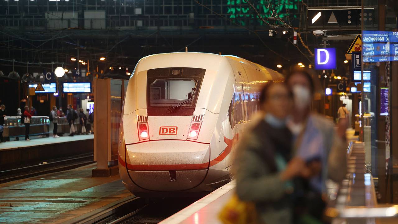 Der ADAC kritisiert die gewaltigen Preisunterschiede der Tickets für den öffentlichen Nahverkehr in größeren Städten. Das Symbolfoto (aufgenommen am 7. September 2021) zeigt einen Zug, der in den Kölner Hauptbahnhof einfährt.