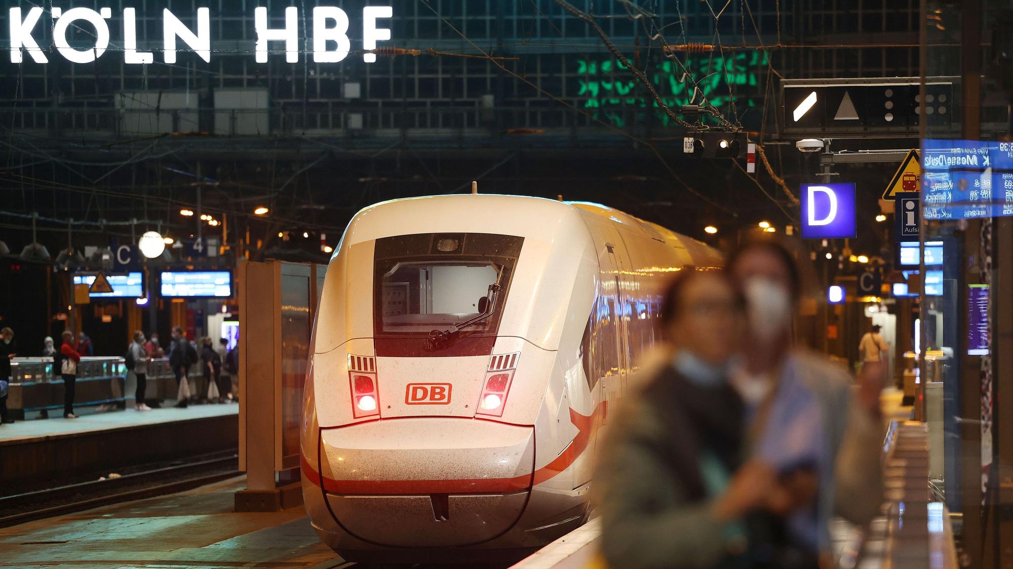 Der ADAC kritisiert die gewaltigen Preisunterschiede der Tickets für den öffentlichen Nahverkehr in größeren Städten. Das Symbolfoto (aufgenommen am 7. September 2021) zeigt einen Zug, der in den Kölner Hauptbahnhof einfährt.