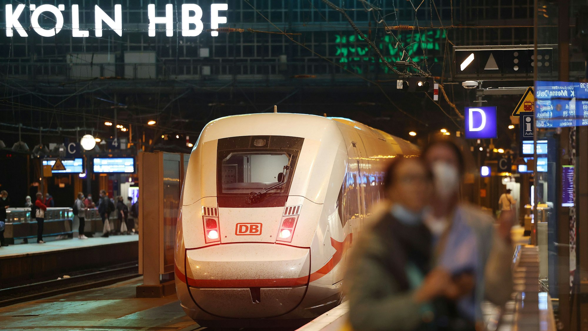 Der ADAC kritisiert die gewaltigen Preisunterschiede der Tickets für den öffentlichen Nahverkehr in größeren Städten. Das Symbolfoto (aufgenommen am 7. September 2021) zeigt einen Zug, der in den Kölner Hauptbahnhof einfährt.