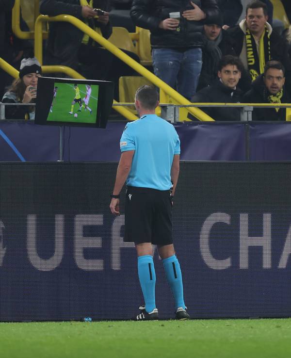 Schiedsrichter Michael Oliver prüft per Videobeweis eine Entscheidung im Spiel zwischen Borussia Dortmund und Ajax Amsterdam.