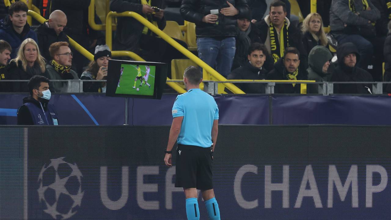 Schiedsrichter Michael Oliver prüft per Videobeweis eine Entscheidung im Spiel zwischen Borussia Dortmund und Ajax Amsterdam.