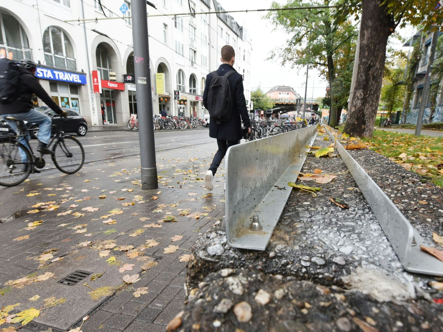 Auf einer Betonmauer an der Zülpicher Straße wurde von der Universität eine Metallkonstruktion errichtet, damit sich dort keine Menschen hinsetzen können.
