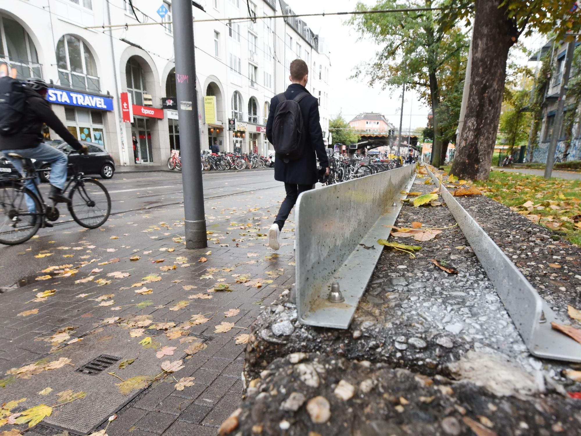 Auf einer Betonmauer an der Zülpicher Straße wurde von der Universität eine Metallkonstruktion errichtet, damit sich dort keine Menschen hinsetzen können.