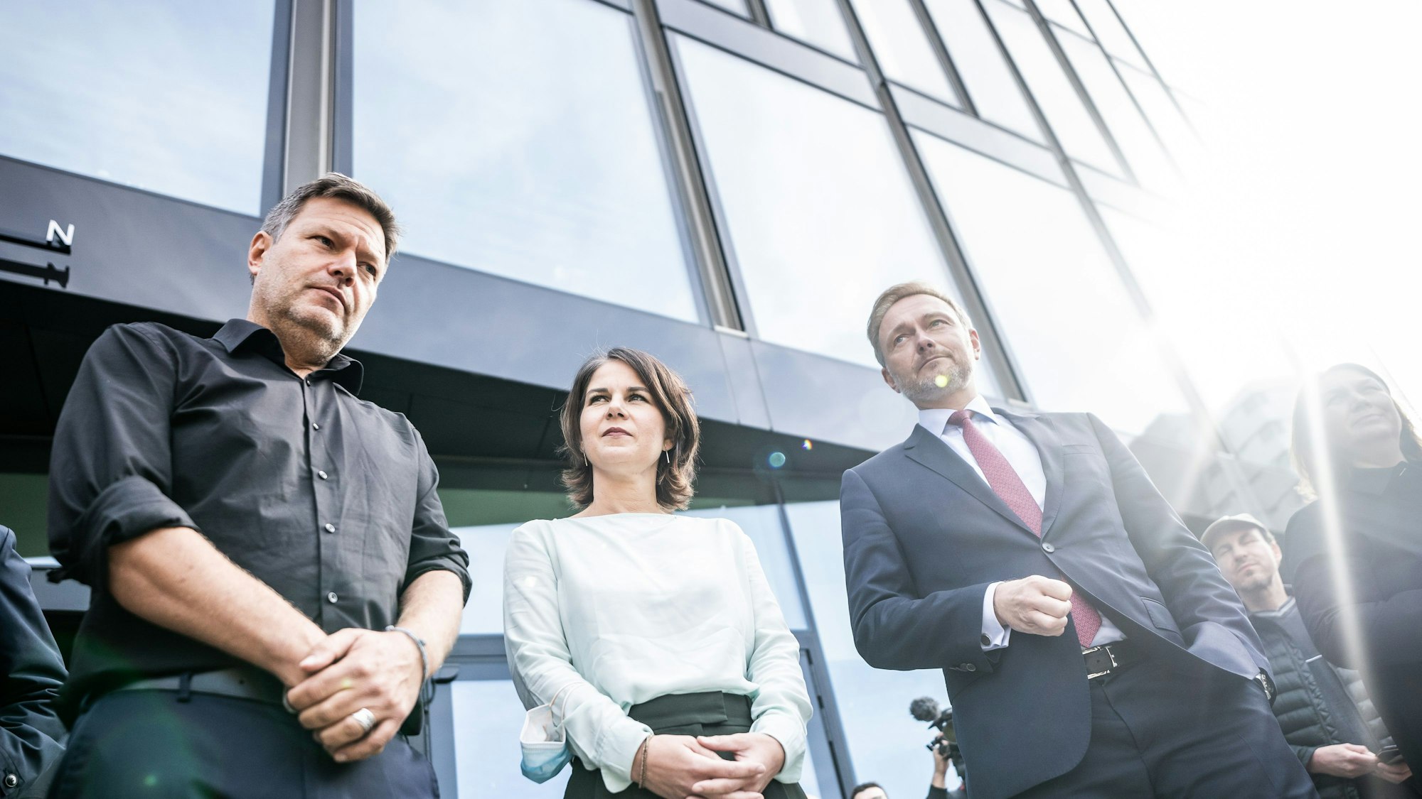 Die Grünen-Chefs Annalena Baerbock und Robert Habeck (l.) zusammen mit FDP-Chef Christian Lindnerbei einem Pressestatement am 1. Oktober.